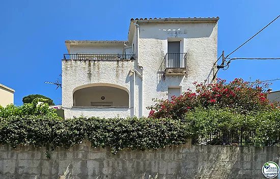 Gran apartamento de 3 dormitorios con bonitas vistas a la montaña a minutos de la playa.