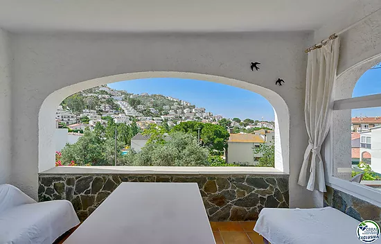 Gran apartamento de 3 dormitorios con bonitas vistas a la montaña a minutos de la playa.