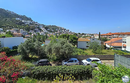 Gran apartamento de 3 dormitorios con bonitas vistas a la montaña a minutos de la playa.