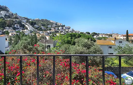 Gran apartamento de 3 dormitorios con bonitas vistas a la montaña a minutos de la playa.