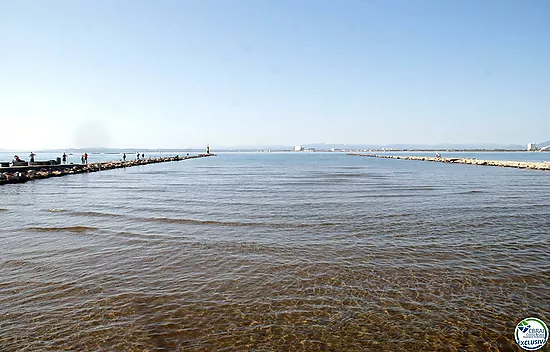 Gran apartamento de 3 dormitorios con bonitas vistas a la montaña a minutos de la playa.