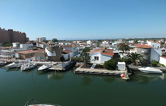 Apartamento de 2 habitaciones con vistas al canal y mar