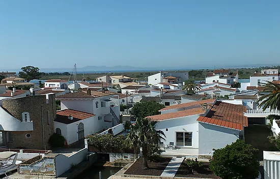 2 Bedroom apartment with canal and sea view