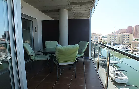 Apartamento de 2 habitaciones con vistas al canal y mar