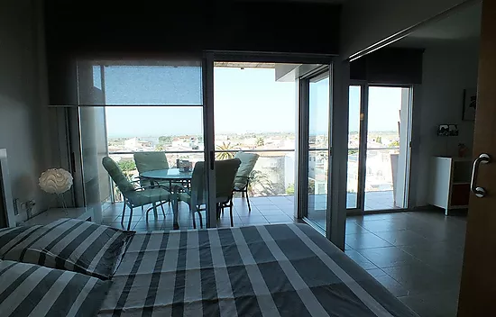 Apartamento de 2 habitaciones con vistas al canal y mar