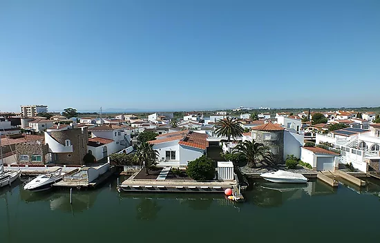 Apartamento de 2 habitaciones con vistas al canal y mar