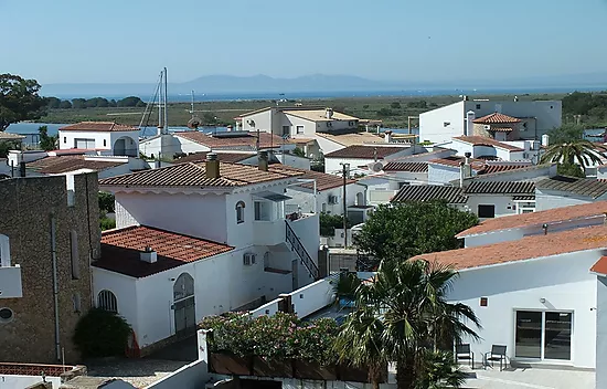 2 Bedroom apartment with canal and sea view