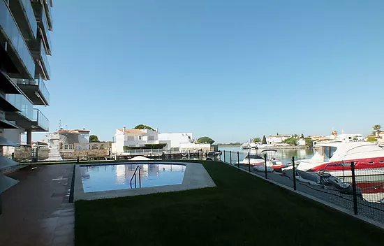 2 Bedroom apartment with canal and sea view