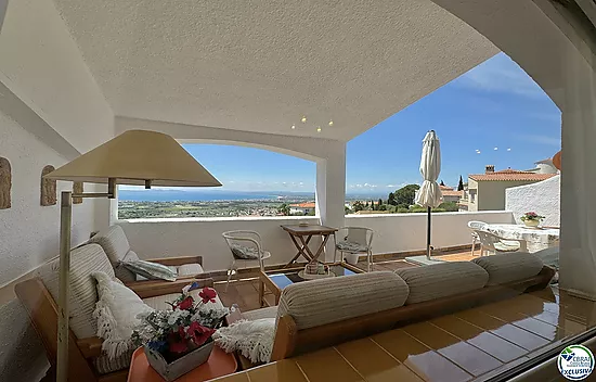 Encantadora Casa Adosada con Espectaculares Vistas al Mar