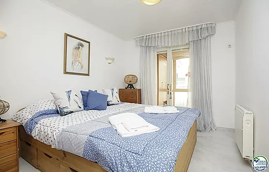 Precioso apartamento vacacional reformado en venta en el centro de Empuriabrava con magníficas vista