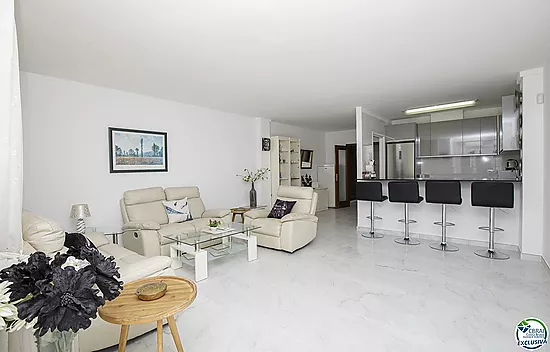 Precioso apartamento vacacional reformado en venta en el centro de Empuriabrava con magníficas vista