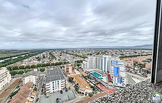 Magnífico estudio a tan sólo 50 metros del mar, situado en pleno centro de Empuriabrava.