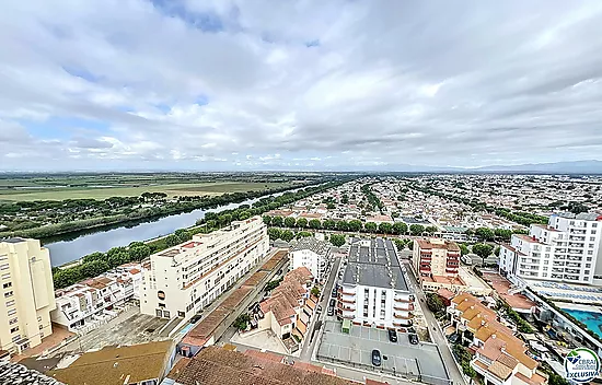 Magnífico estudio a tan sólo 50 metros del mar, situado en pleno centro de Empuriabrava.