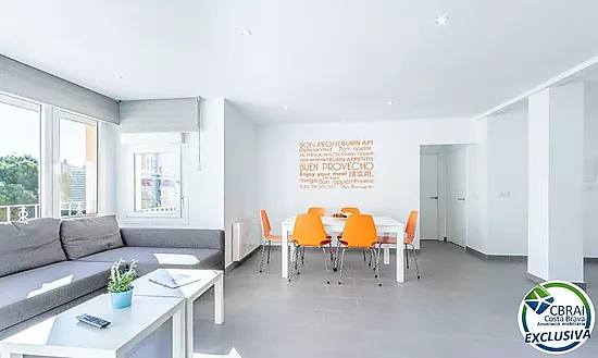 GRAN RESERVA Apartamento reformado con gran terraza y piscinas y jardines comunitarios (con HUTG)