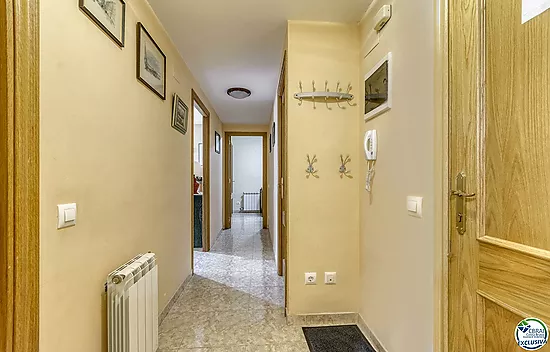 ¡Gran apartamento con aparcamiento en pleno centro de Roses!