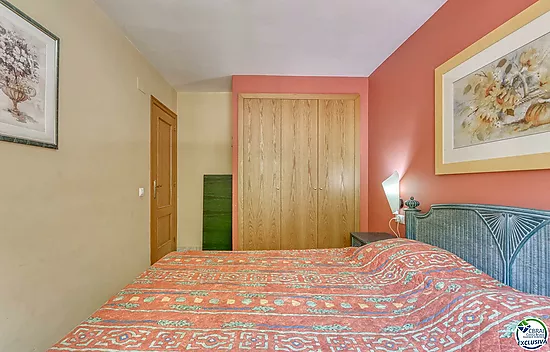 ¡Gran apartamento con aparcamiento en pleno centro de Roses!