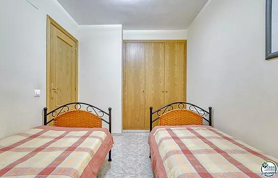 ¡Gran apartamento con aparcamiento en pleno centro de Roses!