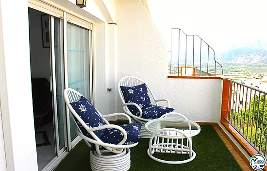 En venta apartamento con terraza y vistas a la piscina comunitaria, Roses, Costa Brava