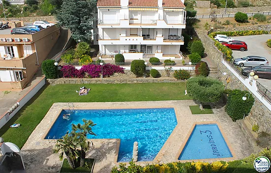 En venta apartamento con terraza y vistas a la piscina comunitaria, Roses, Costa Brava