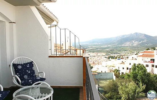 En venta apartamento con terraza y vistas a la piscina comunitaria, Roses, Costa Brava