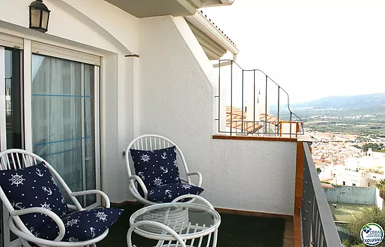 En venta apartamento con terraza y vistas a la piscina comunitaria, Roses, Costa Brava