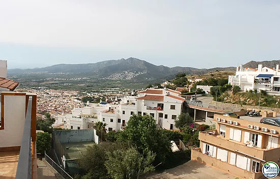 En venta apartamento con terraza y vistas a la piscina comunitaria, Roses, Costa Brava