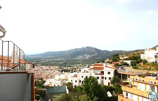 En venta apartamento con terraza y vistas a la piscina comunitaria, Roses, Costa Brava