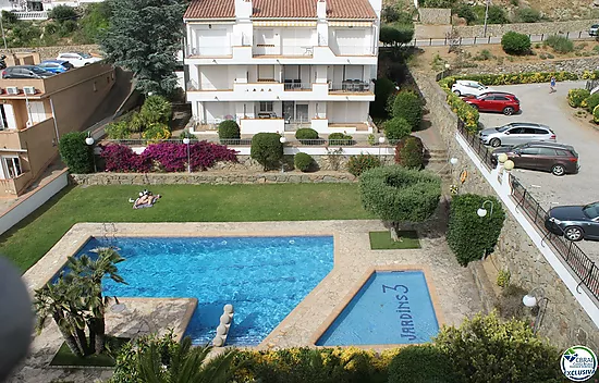 En venta apartamento con terraza y vistas a la piscina comunitaria, Roses, Costa Brava