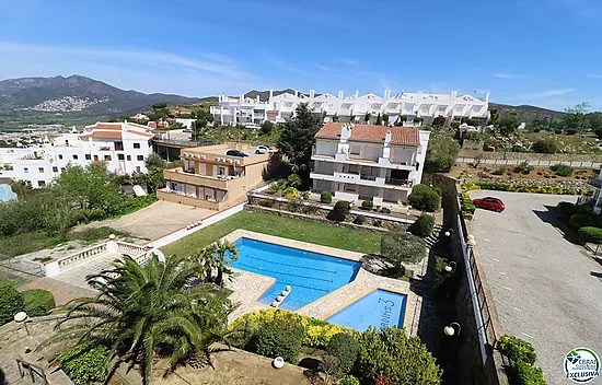 En venta apartamento con terraza y vistas a la piscina comunitaria, Roses, Costa Brava