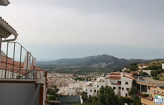 En venta apartamento con terraza y vistas a la piscina comunitaria, Roses, Costa Brava