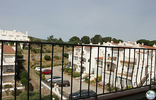 En venta apartamento con terraza y vistas a la piscina comunitaria, Roses, Costa Brava