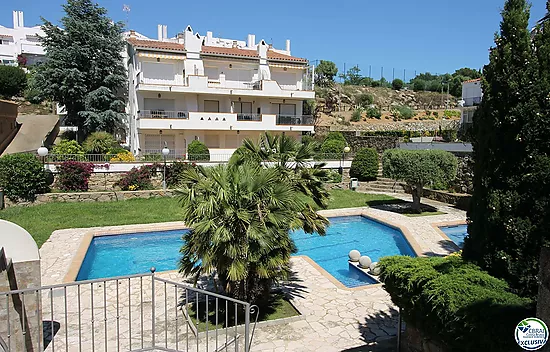 En venta apartamento con terraza y vistas a la piscina comunitaria, Roses, Costa Brava