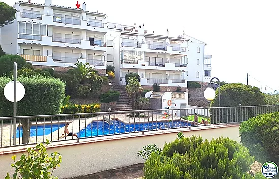 En venta apartamento con terraza y vistas a la piscina comunitaria, Roses, Costa Brava