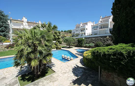 En venta apartamento con terraza y vistas a la piscina comunitaria, Roses, Costa Brava