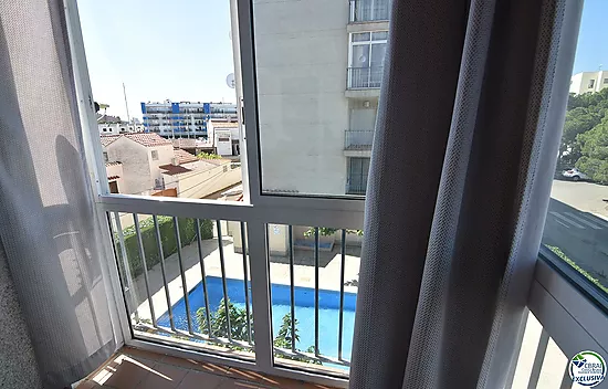 Apartment - Apartment for sale in Roses, 1 bedroom, 1 bathroom and private parking space outside.