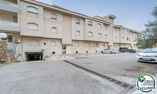 PORT MOXÓ Apartamento con dos dormitorios, vistas al canal y parking exterior privado