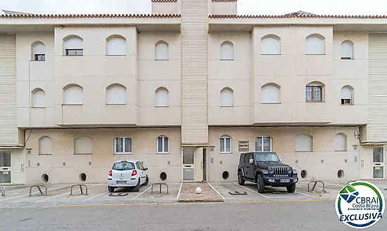 PORT MOXÓ Apartamento con dos dormitorios, vistas al canal y parking exterior privado