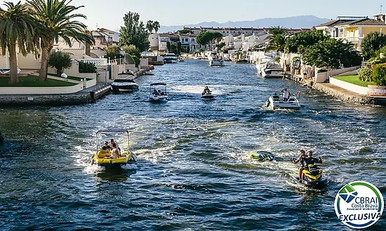 PORT MOXÓ Apartamento con dos dormitorios, vistas al canal y parking exterior privado