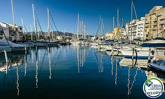 PORT MOXÓ Apartamento con dos dormitorios, vistas al canal y parking exterior privado