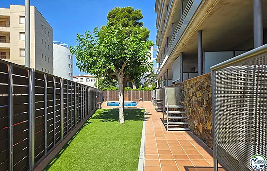 Apartamento en Salatar con vista parcial al mar, gran terraza y aparcamiento privado.