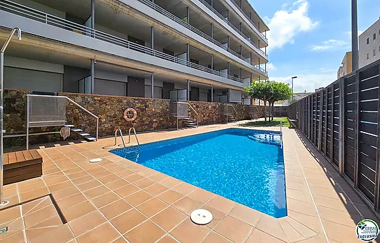 Apartamento en Salatar con vista parcial al mar, gran terraza y aparcamiento privado.