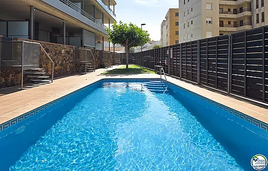 Apartamento en Salatar con vista parcial al mar, gran terraza y aparcamiento privado.