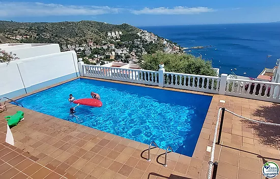 CHARMANTE MAISON DE VILLE AVEC VUE SUR MER ET PISCINE COMMUNAUTAIRE À CANYELLES