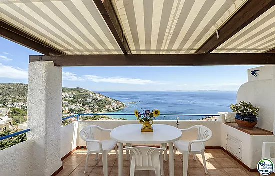 CHARMANTE MAISON DE VILLE AVEC VUE SUR MER ET PISCINE COMMUNAUTAIRE À CANYELLES