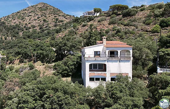 Maison  à Rénover avec des Vues Incroyables sur la Mer !