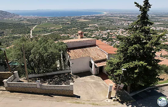 Maison  à Rénover avec des Vues Incroyables sur la Mer !