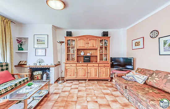 Charming Apartment in the Center of Roses, 5 Minutes from the Beach