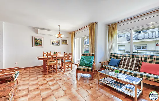 Charming Apartment in the Center of Roses, 5 Minutes from the Beach