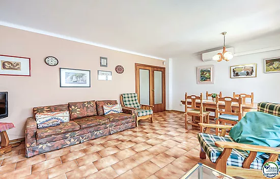 Charming Apartment in the Center of Roses, 5 Minutes from the Beach