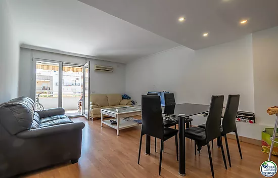 Very bright apartment in the center of Roses